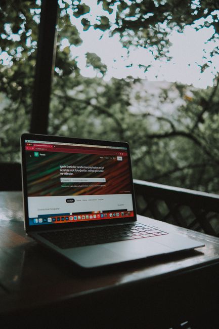 شاشة لابتوب فيها عرض لموقع